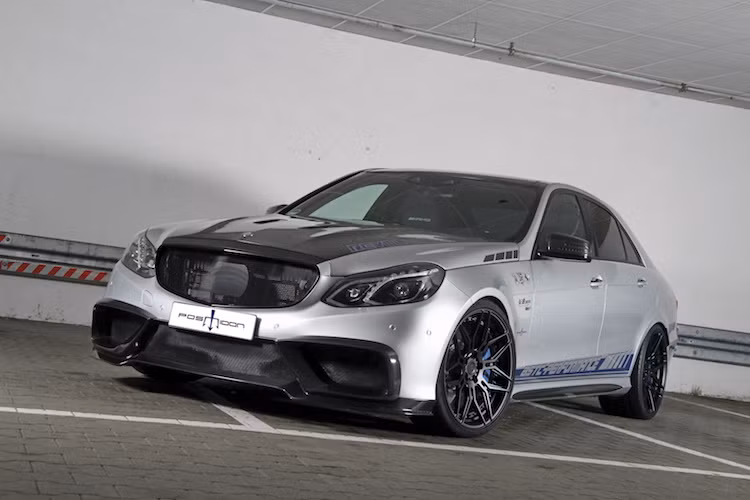 Trong Thế giới xe, Mercedes E63 AMG 4MATIC vốn đã là một trong những chiếc sedan mạnh mẽ nhất, tuy nhiên chiếc xe vẫn còn cách một đoạn ngắn để vươn tới hiệu năng ngang siêu xe và xe đua. Chính vì vậy, hãng độ Posaidon ở Đức đã không chỉ "xóa nhòa" khoảng cách này mà còn giúp E63 AMG "vượt mặt" nhiều siêu xe với bản độ RS850+.