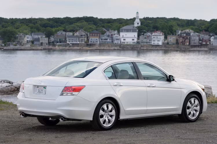 Honda Việt Nam bắt đầu bán Accord vào thế hệ thứ 8 của chiếc xe, dựa trên phiên bản được bán ở Bắc Mỹ. Với các kích thước gia tăng, thế hệ Accord này đã được Hội bảo vệ môi trường Mỹ (EPA) tính là sedan cỡ lớn. Phiên bản Accord được bán ở châu Âu và Nhật cũng xuất hiện tại Mỹ, nhưng dưới tên gọi Acura TSX.