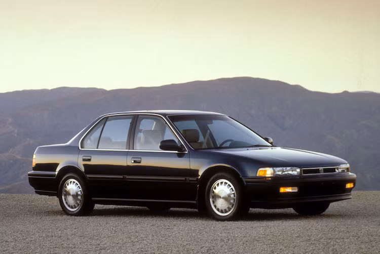 Thế hệ thứ 4 của Accord được sản xuất từ 1989-1993 vẫn tiếp tục giữ thiết kế vuông vức nhưng đã có hình dáng mềm mại hơn một chút. Các kích thước của chiếc xe cũng đã tiếp tục gia tăng, khiến Accord to ngang chiếc sedan cao cấp Legend thế hệ đầu của Honda. Một số trang bị cao cấp của Legend cũng xuất hiện trên Accord thế hệ này.