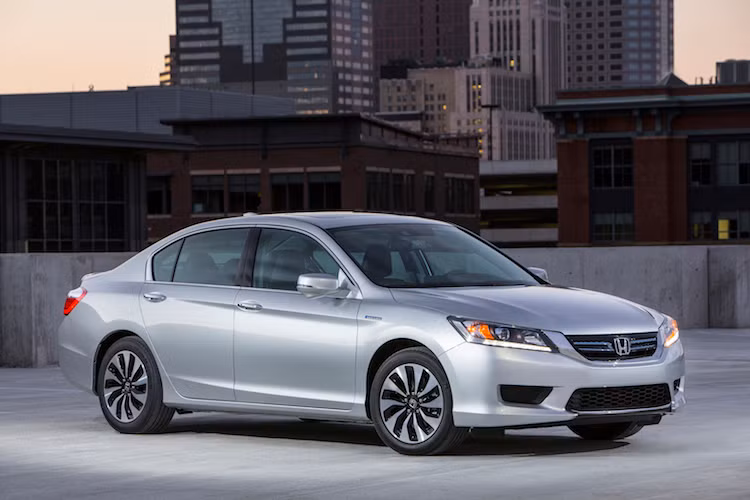 Thế hệ Honda Accord hiện nay được ra mắt lần đầu vào năm 2013 lại một lần nữa trở thành một mẫu xe toàn cầu, không còn chia tách giữa các phiên bản Mỹ và châu Âu nữa.