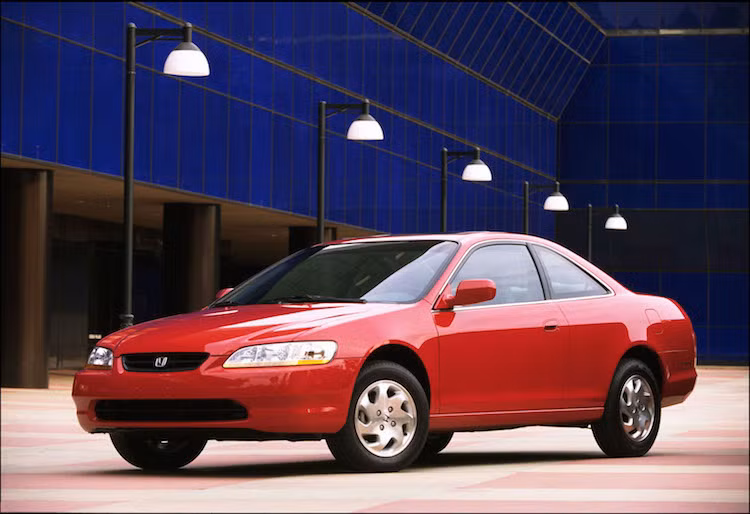 Sau đó, Honda đã tiếp tục loại bỏ phiên bản wagon 5 cửa vào thế hệ thứ 6 của chiếc xe (1997-2002), chỉ còn giữ lại bản sedan và coupe. Phiên bản coupe của xe cũng có sự khác biệt lớn so về thiết kế so với bản sedan. Kể từ thế hệ này, lọc không khí cho cabin của xe cũng được trang bị cho tất cả các phiên bản của Accord.