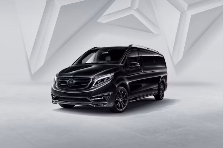 Ở ngoại thất, chiếc xe cũng được hãng Larte Design độ nhẹ nhàng với bodykit thể thao, lưới tản nhiệt mới và vành bản lớn ấn tượng hơn.