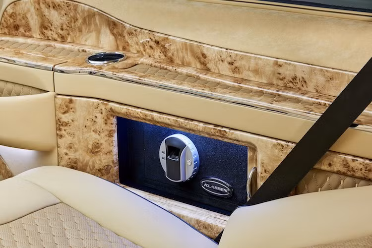 Thậm chí, chiếc xe còn được tích hợp cả tủ lạnh và một quầy bar mini. Trong khi đó, những chiếc két sắt nhỏ bảo mật bằng vân tay của Klassen được đặt bên ghế ngồi giúp các VIP có thể cất tiền mặt hoặc những chiếc đồng hồ đắt tiền.