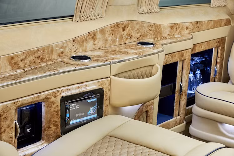 Ở hai bên nội thất, Larte Design đã ốp gỗ cao cấp hoặc mặt đá đẹp mắt. Những chiếc bàn gấp cũng được tích hợp một cách khéo léo vào các bệ nội thất, cũng như các màn hình điều khiển các hệ thống trong xe, ổ điện và tủ ly độc lập.
