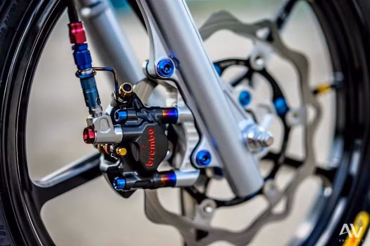 Đặc biệt, heo phanh ở phía trước là loại Brembo Billet giống như những chiếc xe đua tại giải Moto3, có giá lên tới 35 triệu đồng/chiếc, được bắt vào dây dầu kèm ngắt dầu PSI có giá khoảng 7 triệu.