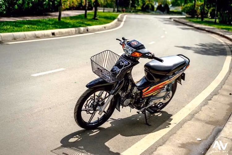 Với độ phổ biến cao và giá thành rẻ, Honda Wave 110 cũ là một trong những dòng xe thường được độ nhiều nhất ở các nước Đông Nam Á. Tại Việt Nam, chiếc xe cũng được khá nhiều người chơi lựa chọn để dựng nên các bản độ theo đủ phong cách khác nhau, từ kiểng tới "xe đấu".
