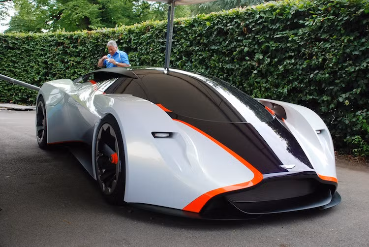 Siêu xe Aston Martin DP-100 vốn không có thật - nó được Aston Martin tạo ra cho game đua xe GranTurismo 6 trên hệ máy PlayStation 3. Trong game, chiếc xe được trang bị động cơ 800 mã lực V12 tăng áp kép. Cách đây vài năm tại lễ hội tốc độ Goodwood, Aston Martin từng trưng bày mô hình tỉ lệ 1/1 của chiếc xe.