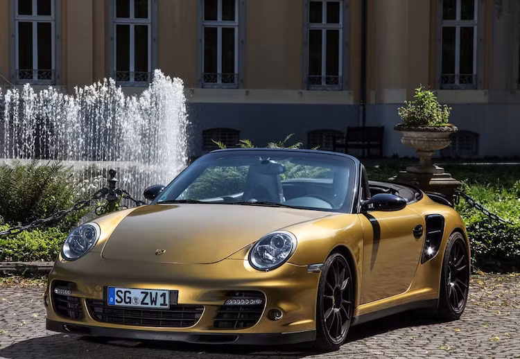 Khối động cơ 6 xi-lanh nằm ngang 3.6l tăng áp của 911 Turbo nguyên bản đã được Wimmer RST "độ hết bài" bằng cặp turbo "hàng thửa", bơm nhiên liệu mạnh hơn, côn độ, bugi độ và chạy lại ECU để nâng công suất từ 473 thành 828 mã lực.