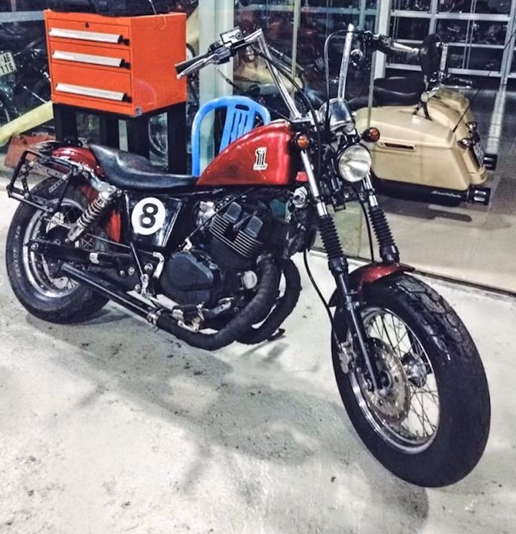 Đầu tiên, bộ vành đúc nguyên bản của Nighthawk đã được biker này loại bỏ, sau đó thay bằng vành nan với kích thước 15 inch cho cả 2 bánh. Với "lốp béo" bản lớn 130/90/15 ở phía trước và 160/8015 ở phía sau, chiếc xe đã có được "thế" cực khỏe khoắn và mạnh mẽ.