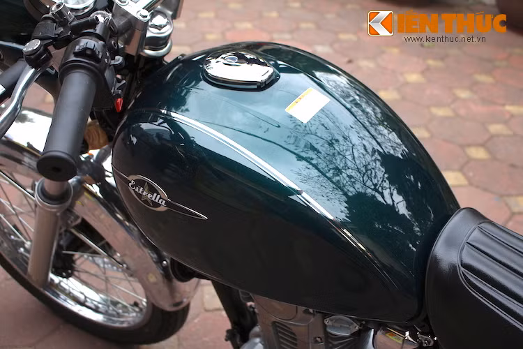 Phiên bản Estrella này được sơn màu xanh lá có tên gọi Pearl Bolougne. Màu này được giới thiệu trên phiên bản 2015 cùng với 3 màu khác. Sang năm 2016, bảng màu của Estrella lại được thay bằng 3 màu mới là đen ánh kim, trắng và đỏ candy.