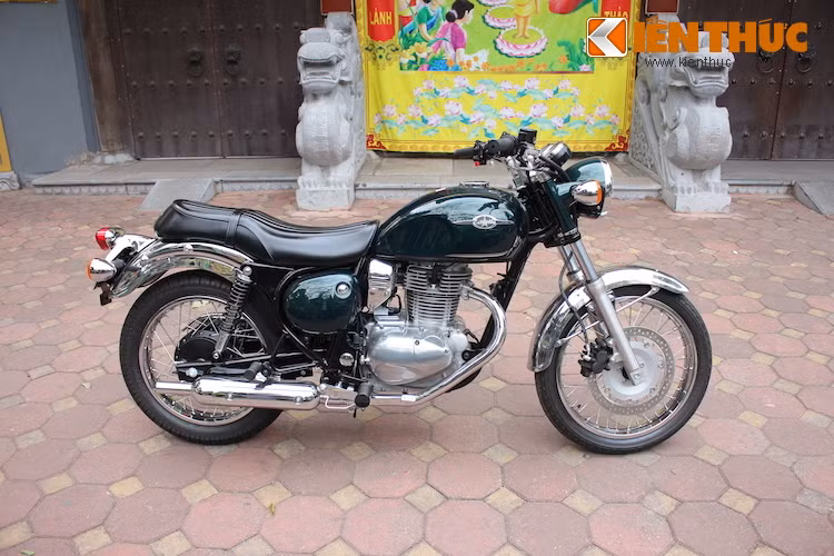 Tại Hà Nội, phiên bản Estrella 250 mới màu xanh Pearl Bolougne đang được một cửa hàng bán xe nhập khẩu trên phố Lê Đại Hành bán với giá 230 triệu đồng.