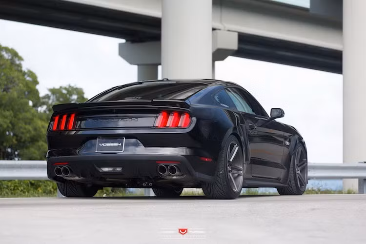 Những thay đổi ở phía sau xe bao gồm dòng chữ Roush thay cho logo Mustang nguyên bản cùng với hệ thống xả thể thao và cánh đuôi khí động học dạng nẹp trên nắp khoang hành lý.