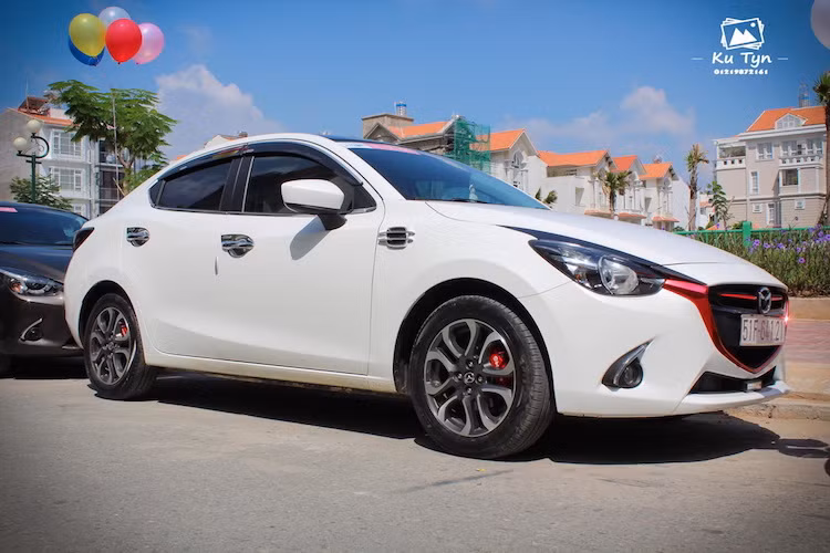Những chiếc Mazda2 tham gia vào màn cầu hôn đều là phiên bản sedan, mỗi chiếc xe đều được trang trí nhẹ bằng những chùm bóng bay đầy màu sắc ở phía sau. Riêng chiếc xe đầu tiên còn có tên của đôi bạn trẻ được cắt bằng xốp và gắn trên nắp ca-pô.
