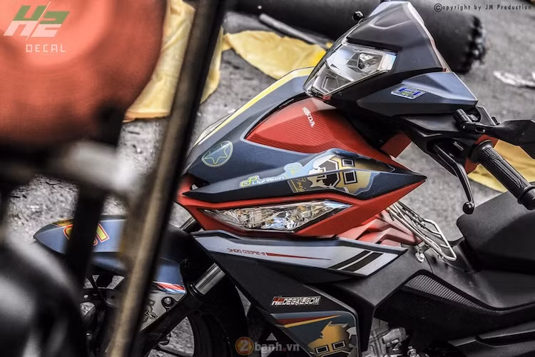 Dựa trên ý tưởng về logo phá cách của hãng sản xuất phuộc danh tiếng - Ohlins, biker này đã đặt thiết kế và đã khoác lên mình chiếc Winner dàn áo cực kì khác biệt, nổi bật và đầy tính thể thao.