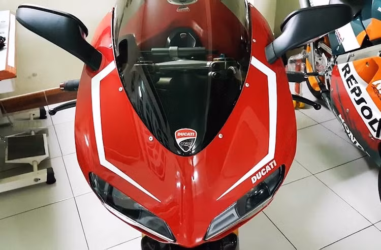 Dù vốn đã là một mẫu superbike đầy quyền năng nhưng hàng loạt các hãng phụ tùng cũng đã "nhảy vào" và phát triển ra những "đồ chơi" để khiến 1199S trở nên hoàn hảo hơn nữa. Tại Việt Nam, một người sưu tập xe tại Sài Gòn cũng đã trang bị cho 1198S hàng loạt đồ chơi "hàng khủng" đã trở nên càng hấp dẫn và ấn tượng hơn.
