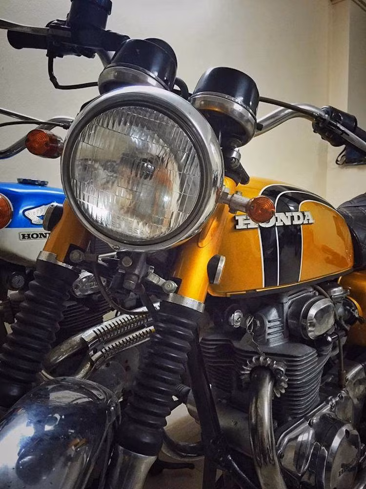 Chính vì vậy, số lượng CB350 K4 còn nguyên bản trên Thế giới hiện nay đang ngày càng trở nên hiếm hơn. Tại Hà Nội, một người chuyên chơi dòng xe CB của Honda cũng đã sở hữu một chiếc CB350 K4 trong tình trạng hoàn hảo và gần như nguyên bản hoàn toàn, khiến nhiều dân chơi xe không khỏi "thèm khát".