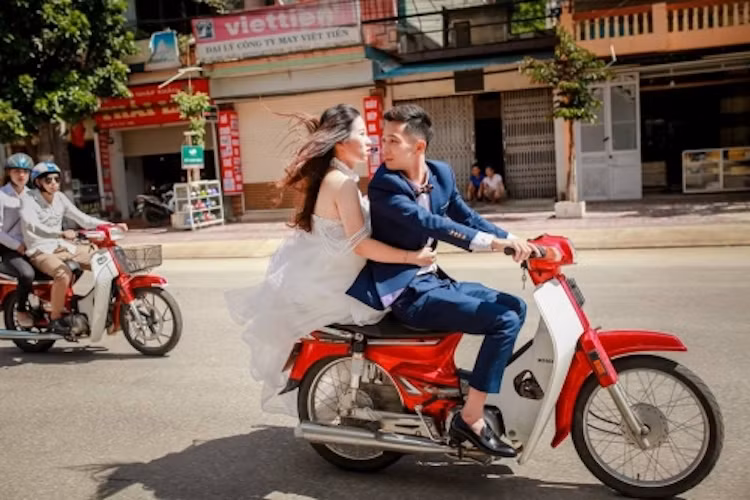 Được biết "nhân vật chính" của những bức ảnh này là chú rể Phạm Tuấn Hiếu (sinh năm 1994) và cô dâu Nguyễn Huyền Trang (sinh năm 1995). Do cả cô dâu và chú rể đều là những người yêu xe, đặc biệt là dòng xe số huyền thoại Honda Dream nên họ đã quyết định thực hiện ý tưởng chụp một bộ ảnh cưới với Dream.