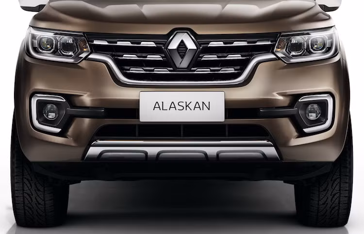 Khác biệt lớn nhất ở ngoại thất của Alaskan so với Navara nằm ở phần đầu xe, với cụm đèn pha và lưới tản nhiệt mang đậm phong cách của Renault. Đi kèm với phần đầu mới là nắp ca-pô với những đường dập nổi nối liền các đường nét trên lưới tản nhiệt.