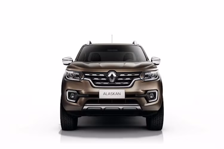 Nằm ở dưới nắp ca-pô của Alaskan là khối động cơ diesel tăng áp kép dCi 2.3 lít với 2 mức công suất là 160 và 190 mã lực. Renault đã sử dụng cấu hình turbo tuần tự cho mẫu xe, đồng nghĩa với một tăng áp đường kính nhỏ hoạt động ở số vòng tua thấp trước khi turbo lớn hơn hoạt động ở vòng tua cao.