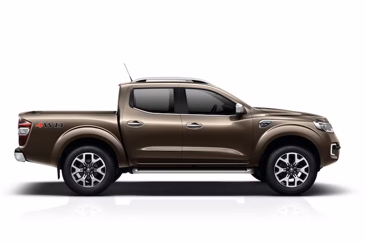 Ở hai bên thân xe, Alaskan gần như giống hoàn toàn so với Navara, khác biệt giữa 2 chiếc xe chỉ nằm ở khe gió trang trí trên vè trước và bộ mâm 6 cánh kép 2 tông màu mới của Alaskan.