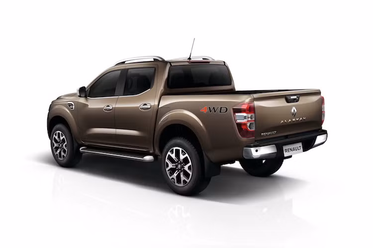 Ở phía sau, bán tải Alaskan cũng chỉ khác Navara ở nắp thùng sau và đèn hậu. Ngoài ra, các chi tiết khác của 2 mẫu xe này giống nhau hoàn toàn