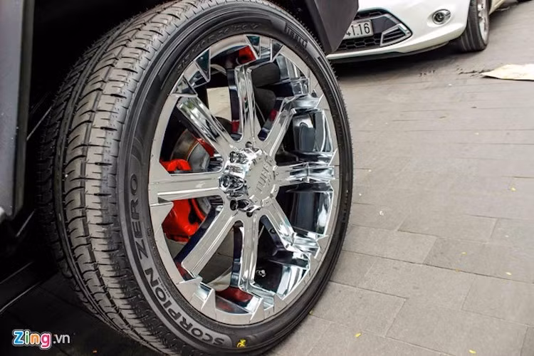 Hệ thống treo độc lập phía trước, phía sau có 5 liên kết treo kết hợp cùng lò xo giúp xe off-road tốt hơn.