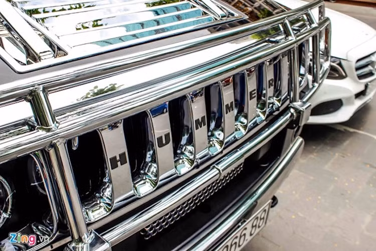 H2 là chiếc xe duy nhất có dòng chữ Hummer trên lưới tản nhiệt mạ chrome. Giá của Hummer H2 năm 2008 là 53.286 USD, trong đó đã được khấu trừ 30% thuế bởi theo quy định tại Mỹ, những chiếc xe nặng trên 2,7 tấn được tính là xe tải.