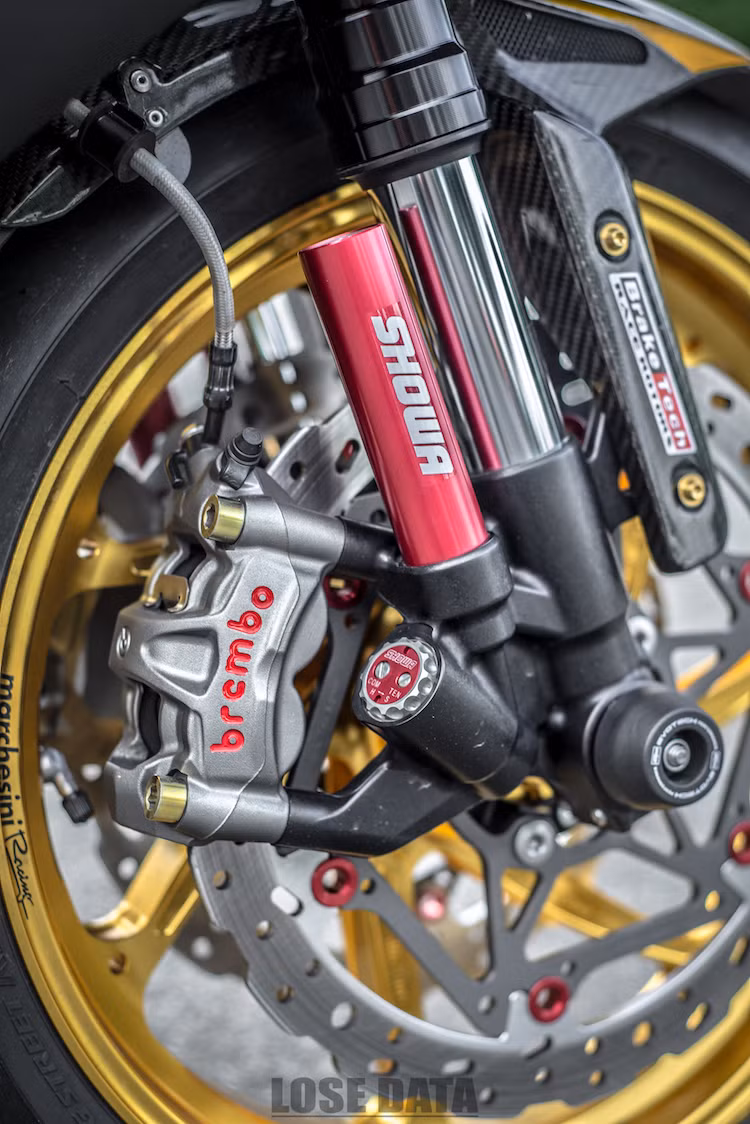 Bắt đầu từ phía trước, do vốn đã có cặp phuộc USD Showa Balance Free và heo Brembo M50 hiện đại nhất nên chiếc ZX-10R chỉ được trang bị thêm chống đổ cốt trục từ hãng Evotech. Tuy nhiên, cặp mâm 3 cánh nguyên bản của xe nay đã được thay bằng mâm Marchesini Genesi 7 cánh xoắn "hàng hiệu", đồng thời cặp đĩa phanh trước cũng được đổi sang đĩa hoa của Braketech.