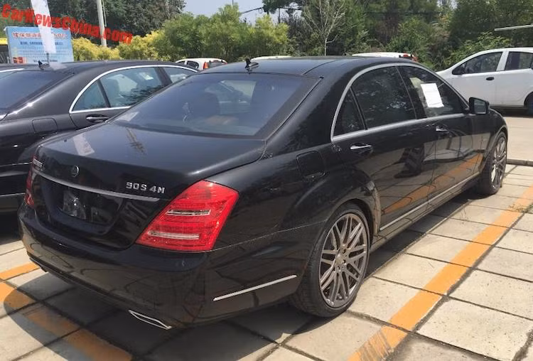 Đối với những người yêu xe, việc nhìn những chiếc xe siêu sang mạnh mẽ và thậm chí còn "mới tinh", chưa qua sử dụng và "nguyên seal" này bị bỏ mặc cho "dãi dầu mưa nắng" không khỏi khiến họ cảm thấy "xót lòng".
