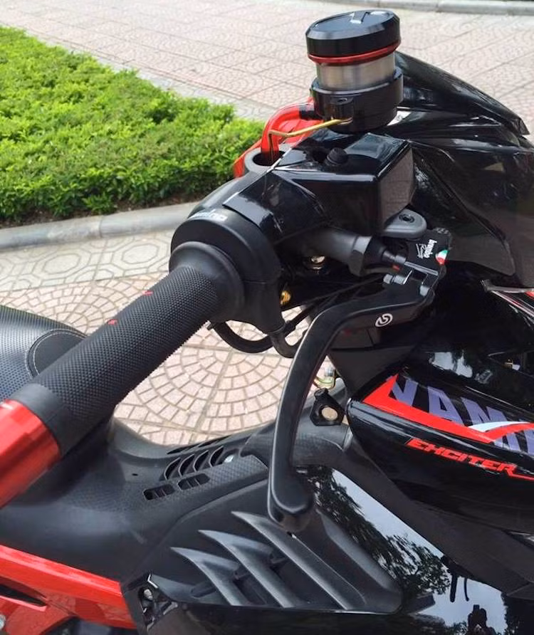 Khu vực trên tay lái của xe cũng hội tụ nhiều món đồ chơi hấp dẫn, có thể kể tới gồm bình dầu titanium của AEM, cặp bao tay Domino, cùm ga cuốn Domino, cùm phanh trước Brembo RCS, gù xéo Rizoma và cùm côn dây Domino.