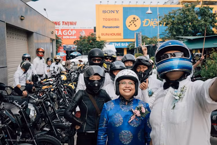 Với việc Nhà nước "mở cửa" cho người dân thi bằng A2 dễ dàng hơn, số lượng người chơi và các CLB xe phân khối lớn đã trở nên ngày càng nhiều, dẫn tới những đám rước dâu bằng môtô PKL đã trở nên không còn xa lạ. Đoàn rước dâu với những chiếc môtô cũng đã khiến ngày cưới của các cặp đôi trở nên đáng nhớ hơn.