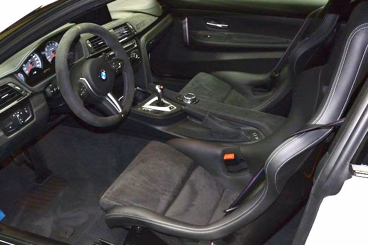 Nội thất của M4 GTS được nâng cấp bằng cách bọc ngoài bởi vải alcantara. Theo phong cách xe đua, các tay nắm cửa đã bị thay bằng những móc bằng vải. Ở trên bảng táp-lô, BMW cũng không quên khắc thêm dòng chữ GTS trên bề mặt alcantara để khẳng định sự đặc biệt của xe.