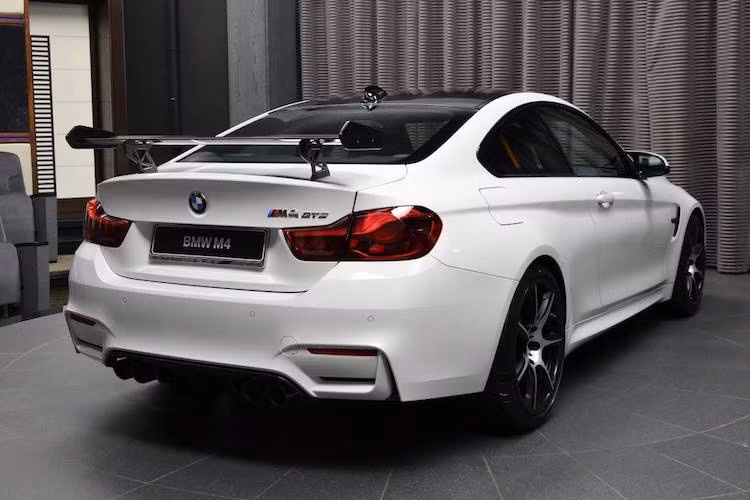 Phía sau xe, bên dưới cản sau là vị trí của cánh khuếch tán không khí bằng sợi carbon và hệ thống xả bằng titan. Giống các thế hệ M3 GTS trước đây, M4 GTS cũng được trang bị cánh đuôi trên nắp khoang hành lý.