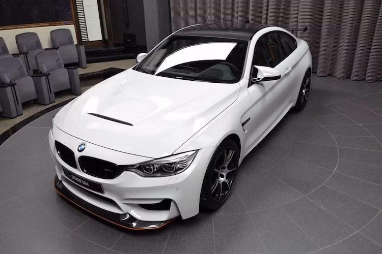 Ra mắt lần đầu từ mùa thu 2015, BMW M4 GTS là phiên bản thể thao hơn, mạnh mẽ hơn của chiếc M4 nổi tiếng, được thiết kế để đem lại niềm vui sau tay lái trên cả đường đua lẫn đường phố. Với số lượng sản xuất giới hạn, chiếc xe là "khao khát" của nhiều fan BMW nói riêng và fan xe thể thao nói chung.