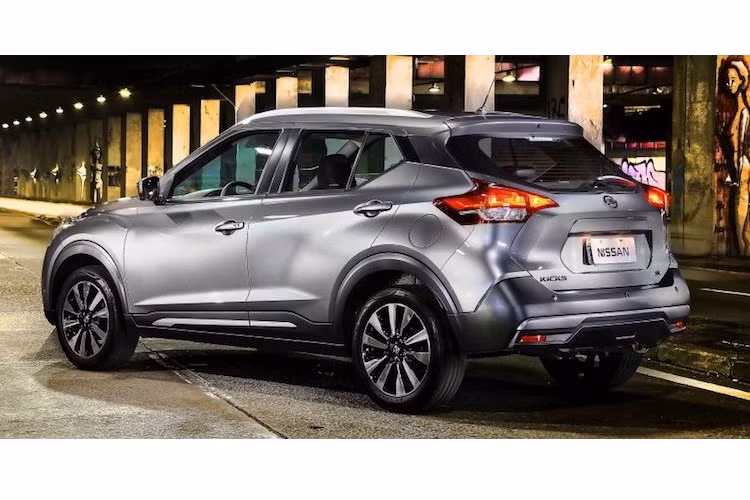 Giống như X-Trail, Kicks cũng có các vòm bánh xe được "điêu khắc" đậm nét, trong khi cột C của xe cũng có nhựa ốp màu đen, tạo cảm giác mui xe đang "nổi" trên các cửa kính bên giống Nissan Murano. Các kích thước D x R x C của Kicks lần ượt là 4295, 1760 và 1590 mm. Chiếc xe có trục cơ sở dai 2610 mm và khoảng sáng gầm khá lớn là 200 mm.