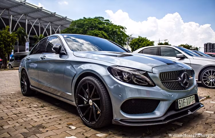 Được ra mắt thị trường Việt Nam vào năm 2014, Mercedes C-Class thế hệ mới sở hữu ngoại hình trẻ trung và cá tính hơn rất nhiều so với thế hệ cũ, góp phần xóa bỏ hình ảnh "già" của hãng xe sang Đức trong tâm trí người dùng Việt Nam. Đặc biệt, phiên bản Mercedes C300 AMG còn có kiểu dáng bên ngoài khá gần với chiếc C63 AMG mạnh mẽ nhất.