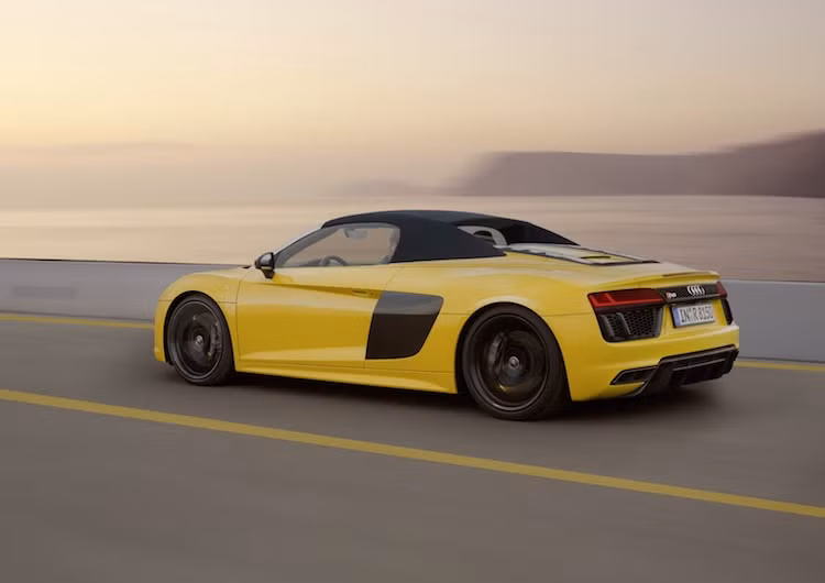 Audi đã tiếp tục lựa chọn mui vải cho R8 Spyder để giảm trọng lượng giống như thế hệ trước. Bộ mui này chỉ mất 20 giây để đóng mở và có thể hoạt động dưới tốc độ 50 km/h. Cửa kính phía sau của chiếc xe có thể điều khiển độc lập, đồng nghĩa người lái có thể hạ nó xuống ngay mui đang đóng.