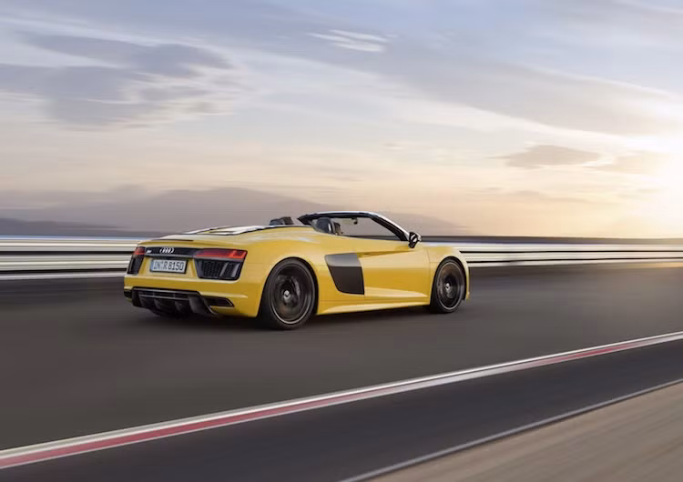 R8 Spyder mới vẫn sử dụng kết cấu mui gập mềm có khả năng giấu gọn vào khoang chứa phía sau người lái, trên động cơ. Để có thể làm mát máy tốt hơn, Audi đã chuyển các khe tản nhiệt trên nắp máy của R8 Coupe xuống giữa 2 đèn hậu trên R8 Spyder.