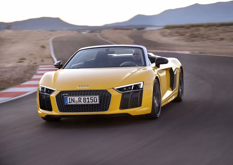 Theo truyền thống của Audi, sau khi R8 thế hệ mới được ra mắt, chắc chắn bản mui trần Audi R8 Spyder sẽ phải xuất hiện sau. Audi R8 mui trần mới đã được ra mắt lần đầu tại triển lãm New York vào 4 tháng trước - khoảng hơn 1 năm sau khi Audi giới thiệu phiên bản coupe tại triển lãm Geneva 2015.