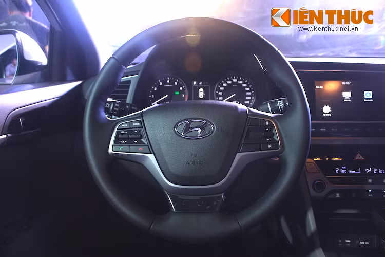 Tay lái của xe có khả năng điều chỉnh theo 4 hướng và được tích hợp các nút điều khiển thông số cài đặt, chuyển nhạc, nhận cuộc gọi. Ngoài ra, Elantra 2016 còn có cốp điều khiển từ xa thông minh, điều khiển hành trình Cruise Control, cảm biến đèn và gạt mưa tự động, kính lái chống sương mù tự động, nút khởi động start/stop, chìa khóa thông minh...