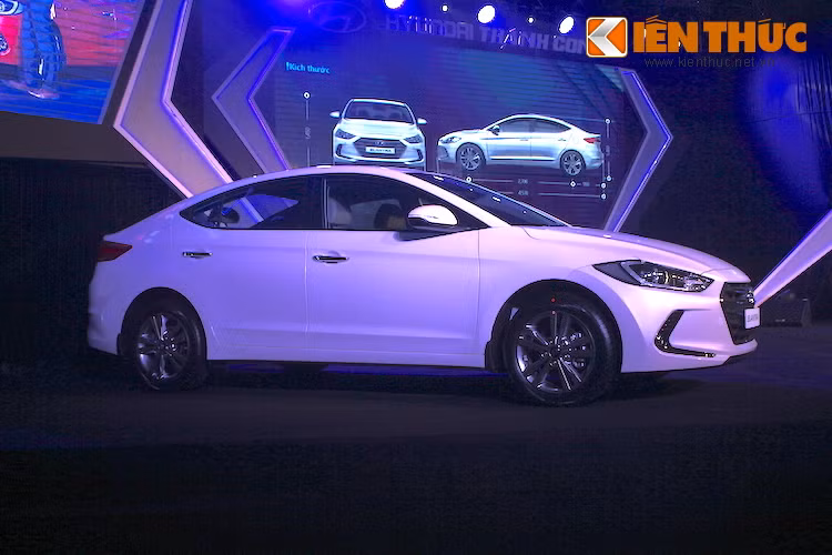 Các trang bị an toàn chủ động và thụ động trên Elantra cũng được Hyundai chú ý với hệ thống khung vỏ hoàn toàn mới với hơn 51% thành phần thép cường lực AHSS (Advance High Strength Steel), 8 túi khí, các hệ thống điện tử như ABS, EBD, cân bằng điện tử ESP, kiểm soát thân xe VSM, hệ thống hỗ trợ khởi hành ngang dốc, 8 cảm biến trước sau + camera lùi...