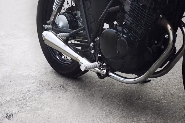 Khối động cơ nguyên bản 250 cc SOHC 1 xi-lanh của GN250 cũng được giữ nguyên, chỉ đại tu lại, sơn trong màu đen "ton-sur-ton" với thân xe và dẫn khí thải qua cặp pô "quả chùy" cổ điển kèm cổ pô inox.