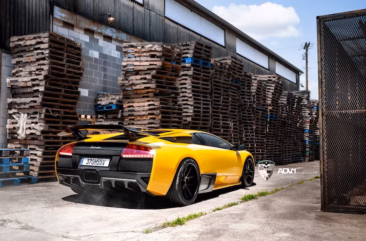 Khối động cơ V12 6.5l nạp khí tự nhiên của siêu xe Murcielago SV cũng đã được Lamborghini điều chỉnh lại để cho công suất tối đa 661 mã lực (670 PS) và mô-men xoắn cực đại 660 Nm, giúp siêu xe này có thể tăng tốc từ 0-100 km.h chỉ trong 2,9 giaa và tốc độ tối đa đạ 341 km/h (336 km/h nếu có cánh đuôi).
