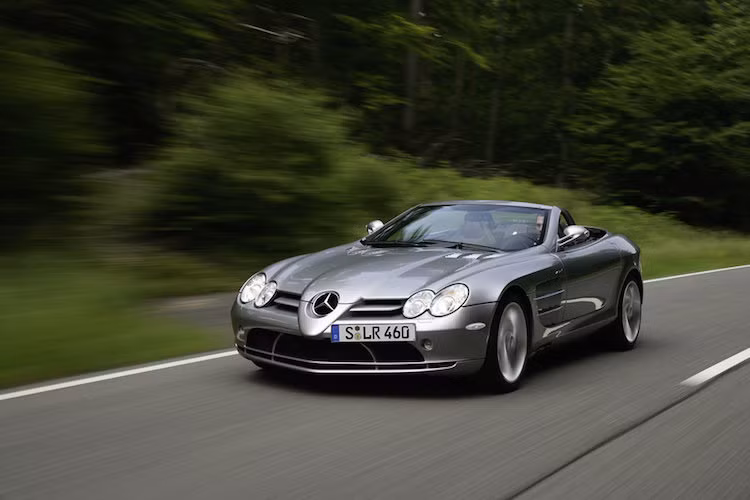 Siêu xe McLaren Mercedes SLR Roadster xếp ở vị trí thứ 8 với tốc độ tối đa 333 km/h khi đóng mui.
