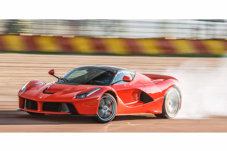 Với các tiêu chuẩn khí thải đang ngày càng thắt chặt, Ferrari cũng đã buộc phải sử dụng tăng áp cho động cơ V8 và mô-tơ điện cho động cơ V12 trên LaFerrari. Hiện nay trong dòng sản phẩm của hãng chỉ còn F12Berlinetta, F12tdf và GTC4Lusso là những siêu xe V12 nạp khí tự nhiên cuối cùng.
