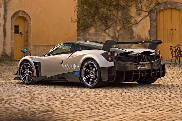 Pagani sản xuất ra những chiếc siêu xe đáng mơ ước nhất trên Thế giới, tuy nhiên hãng lại không tự sản xuất động cơ. Từ trước tới nay, tất cả các siêu xe của Pagani đều sử dụng động cơ V12 có nguồn gốc từ Mercedes-AMG. Trong đó, dòng Zonda dùng động cơ nạp khí tự nhiên trong khi Huayra dùng máy tăng áp kép.