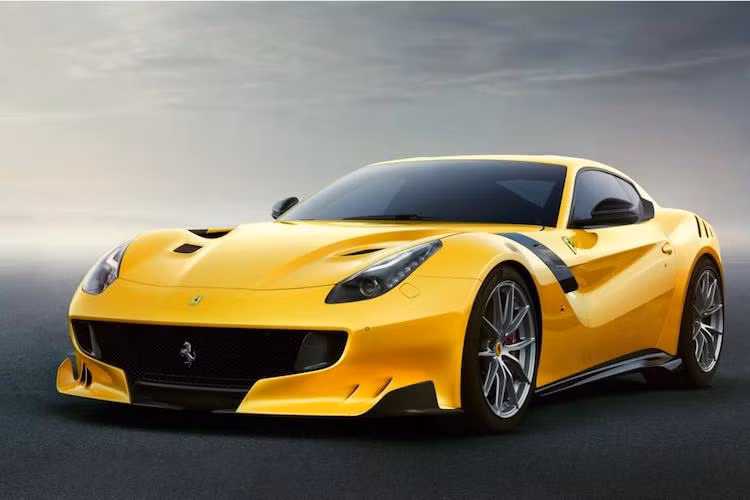 Khi nhắc tới các hãng xe với động cơ 12 xi-lanh, Ferrari là cái tên đầu tiên được mọi người nhớ tới khi mẫu xe đầu tiên của hãng - 125 S đời 1947 sử dụng máy V12 1.5 lít. Hiện nay, mọi mẫu xe của hãng đều sử dụng động cơ V8 hoặc V12.