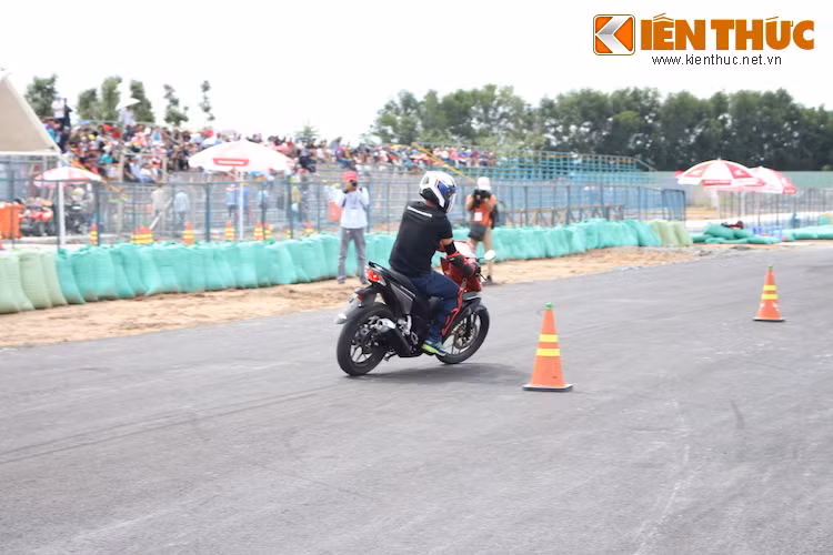 Ngoài ra, cũng trong sự kiện đua xe, Honda Việt Nam còn đem đến cho người xem cơ hội trải nghiệm mẫu xe côn tay đang "hot" Winner 150 trên đường chạy dài 300m cùng việc trang bị những thiết bị bảo hộ tiêu chuẩn cho người chạy và sự hướng dẫn các kỹ thuật lái xe an tòan cơ bản từ chuyên gia Honda Việt Nam.