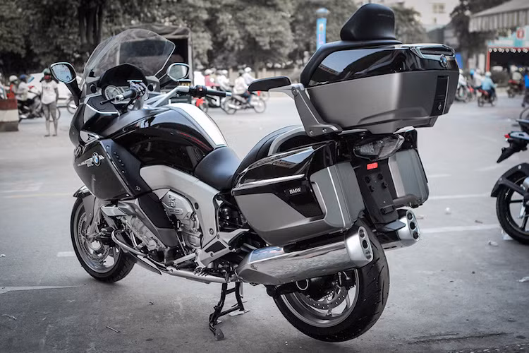 Hiện tại ở châu Âu, giá cuả K1600 GTL Exclusive có giá khởi điểm lên tới khoảng hơn 20.000 USD. Sau khi đóng đủ thuế tại Việt Nam, chiếc xe có giá lên tới 1,3 tỷ đồng.