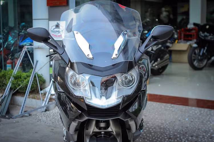Là mẫu xe cao cấp nhất của BMW, K1600 GTL Exclusive được tích hợp hàng loạt các công nghệ hiện đại, trong đó nhiều công nghệ đã được hãng áp dụng từ những chiếc ôtô như đèn pha xenon tích hợp đèn LED ban ngày với khả năng tự điều chỉnh góc chiếu và cường độ chiếu sáng theo góc lái,